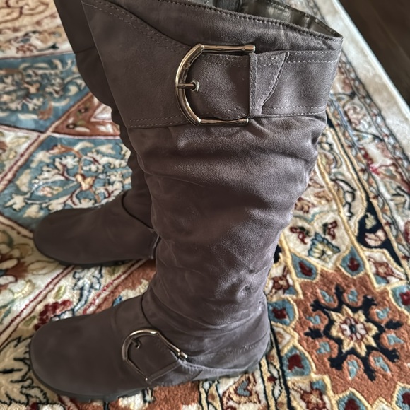 Size 7.5M gray knee high boots with buckles and Zipper.pre Loved - Picture 5 of 9